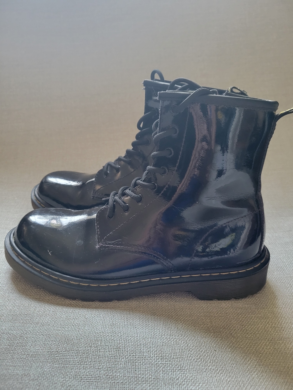 Doc Martens Black Patent Leather Boots Delaney Sz 7 Women-Mens 6 *need repair*